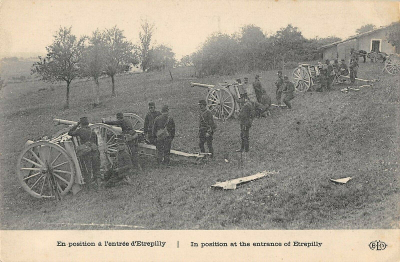 Carte postale ancienne En Position A L'Entree D'Etrepilly