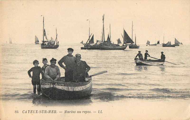 Carte postale ancienne Cayeux Sur Mer Marins Au Repos à Cayeux-sur-Mer