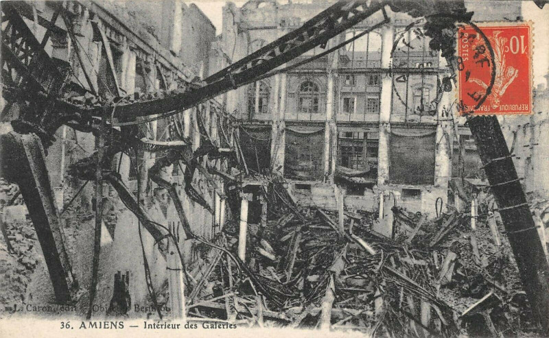 Carte postale ancienne Amiens Interieur Des Galeries à Amiens