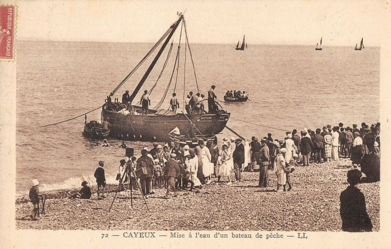 Carte postale ancienne Cayeux Mise A L'Eau D'Un Bateau De Peche à Y