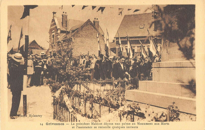 Carte postale ancienne Grivesnes Le President Malecot Depose Une Palme à Grivesnes