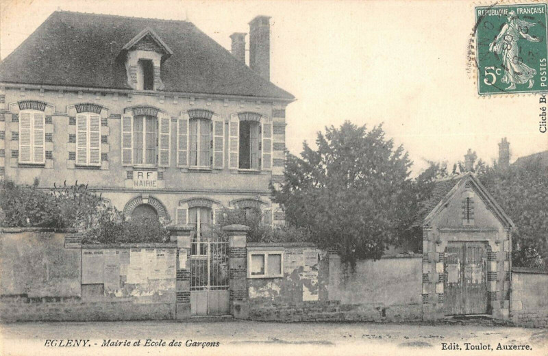 Carte postale ancienne Egleny Mairie Ecole Des Garcons à Égleny