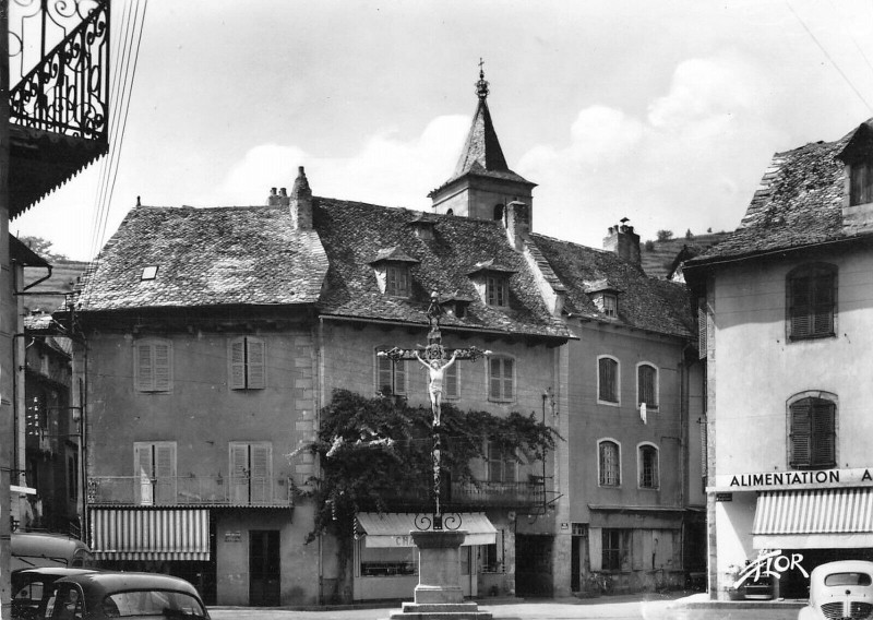 Carte postale ancienne Entraygues La Place Albert Castanie