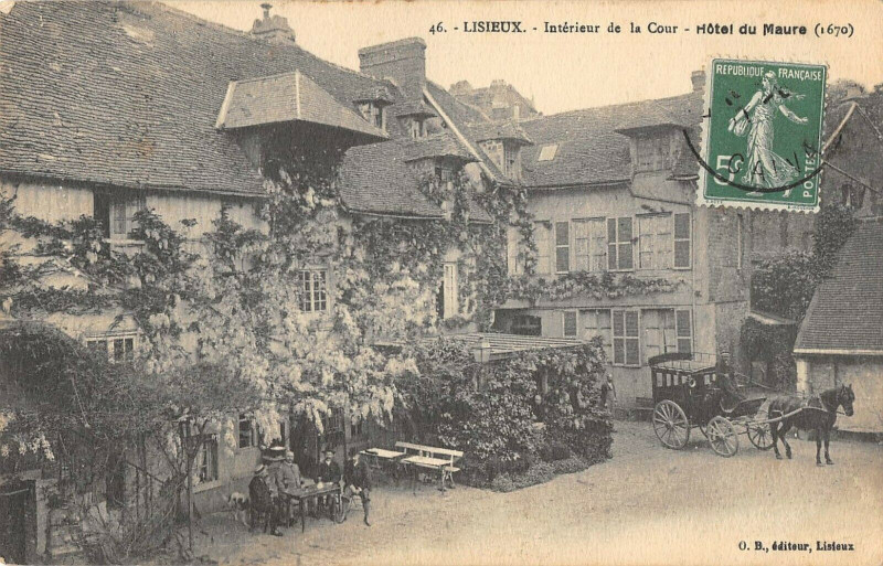 Carte postale ancienne Lisieux Interieur De La Cour Hotel Du Maure à Lisieux