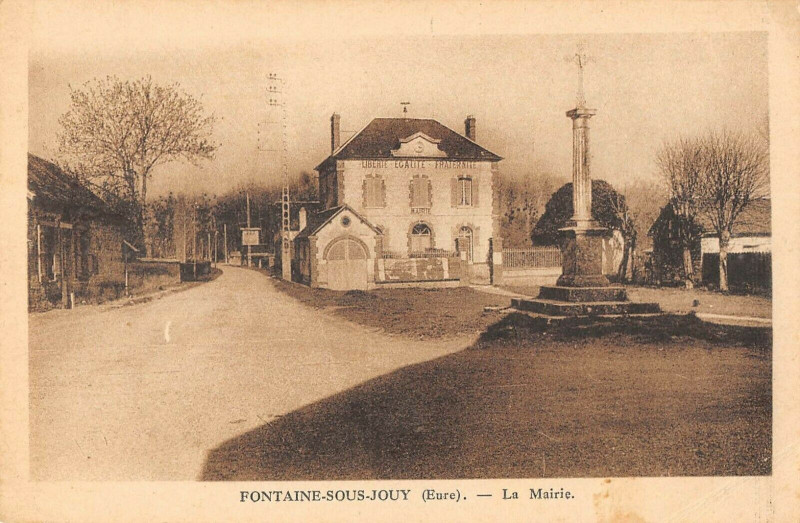 Carte postale ancienne Fontaine Sous Jouy La Mairie à Fontaine-sous-Jouy