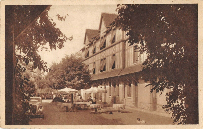 Carte postale ancienne Cloyes Hotel Saint-Jacques Vue Sur La Cour Interieure