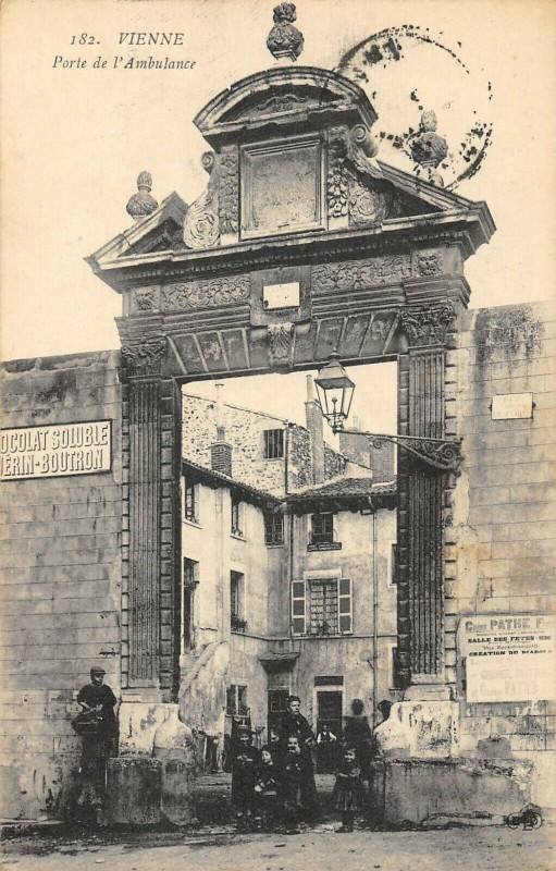 Carte postale ancienne Vienne Porte De L'Ambulance à Vienne