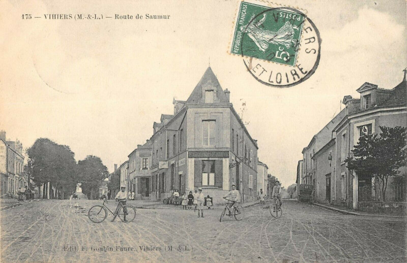 Carte postale ancienne Vihiers Route De Saumur à Saumur