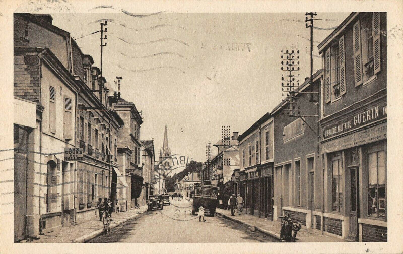 Carte postale ancienne Moumelon Le Grand Rue General Gouraud
