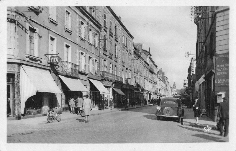 Carte postale ancienne Laval Rue De La Paix à Laval