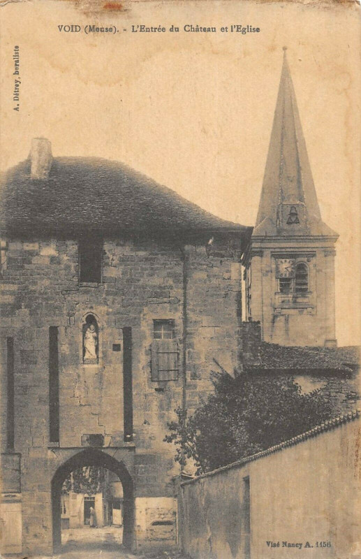 Carte postale ancienne Void Entree Du Chateau Et Eglise