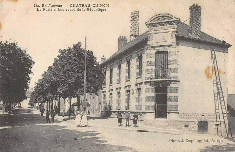 Carte postale ancienne Chateau Chinon La Poste Et Boulevard De La Republique