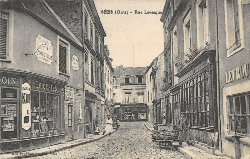 Carte postale ancienne Sees Rue Levesque à Sées