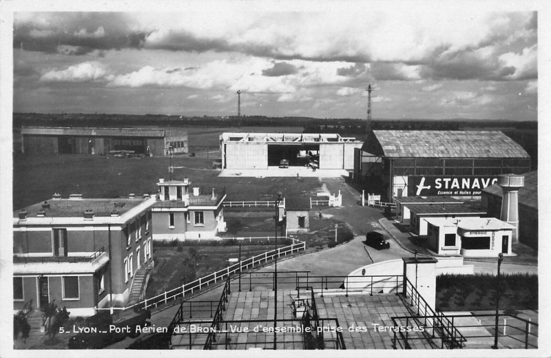 Carte postale ancienne Lyon Port Aerien De Bron à Lyon