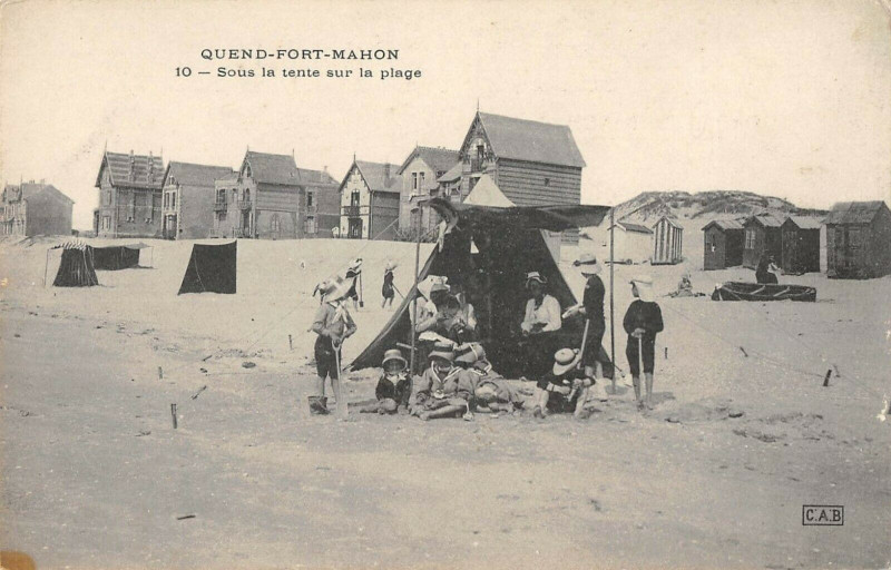 Carte postale ancienne Quend Fort Mahon Sous La Tente Sur La Plage à Quend