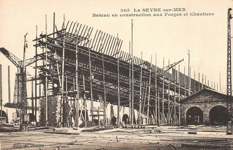 Carte postale ancienne La Seyne Sur Mer Bateau En Construction Aux Forges Et Chantiers à La Seyne-sur-Mer