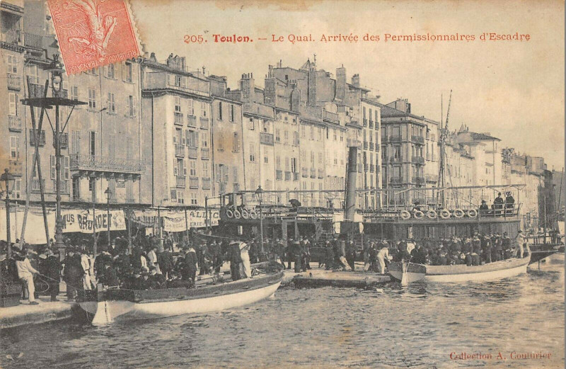 Carte postale ancienne Toulon Le Quai Arrivee Des Permissionnaires D'Escadre à Toulon