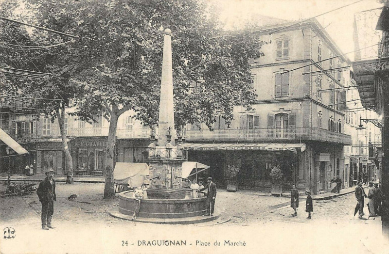 Carte postale ancienne Draguignan Place Du Marche à Draguignan