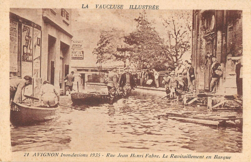Carte postale ancienne Avignon Inonde Rue Jean Henri Fabre Ravitaillement En Barque à Avignon