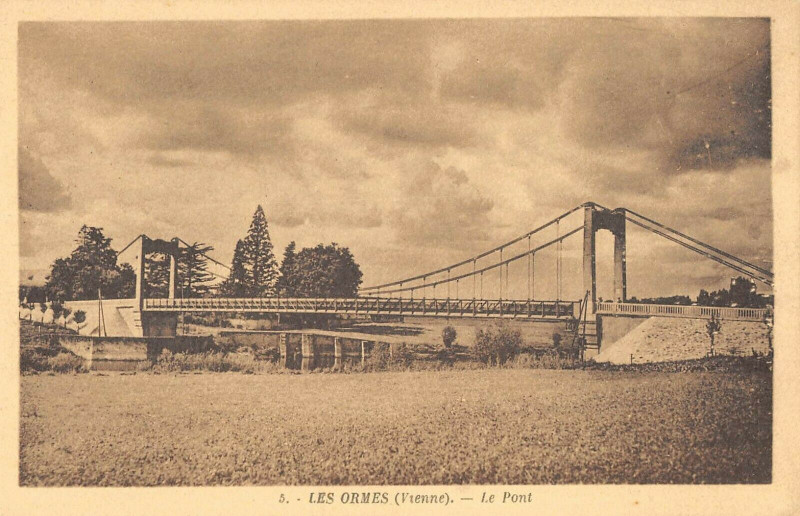 Carte postale ancienne Les Ormes Le Pont aux Ormes