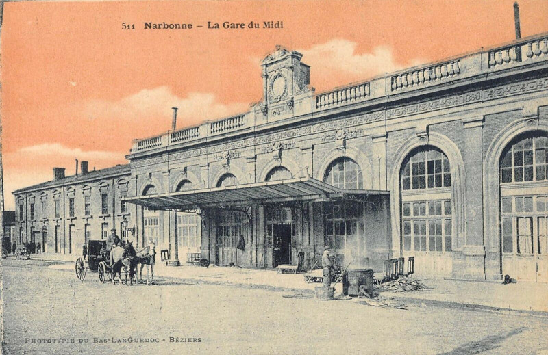 Carte postale ancienne Narbonne La Gare Du Midi (travailleur devant la gare à Narbonne