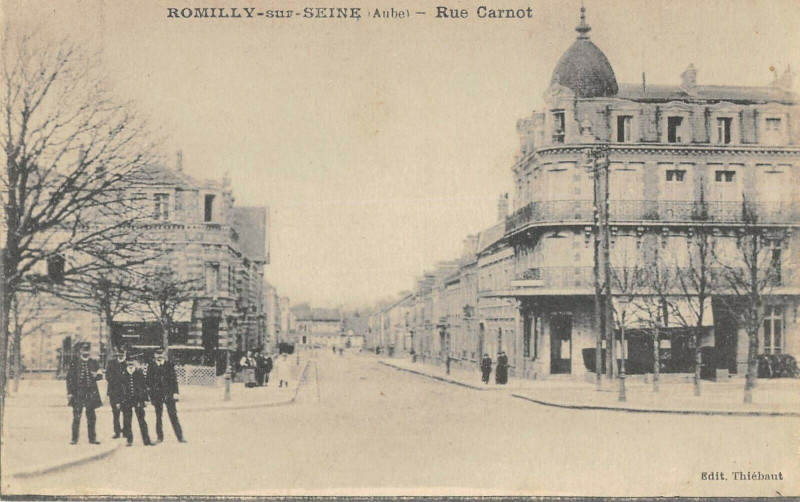 Carte postale ancienne Romilly Sur Seine La Rue Carnot à Romilly-sur-Seine
