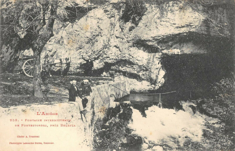 Carte postale ancienne Ariege Fontaine Intermittente De Fontestorbes Pres Belesta à Bélesta