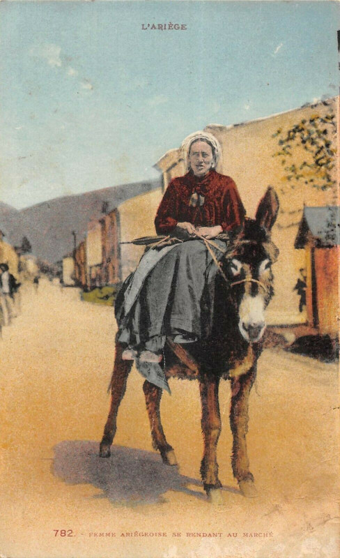 Carte postale ancienne Ariege Femme Ariegeoise Se Rendant Au Marche
