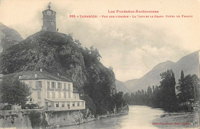 Carte postale ancienne Tarascon Vue Sur L'Ariege La Tour Et Grand Hotel De France
