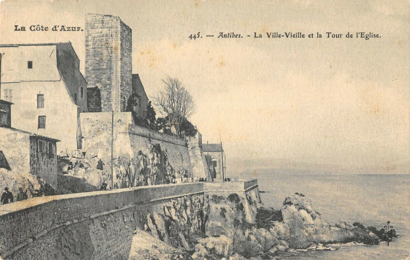 Carte postale ancienne Antibes La Vieille Ville Et La Tour De L'Eglise à Antibes