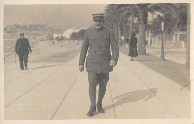 Carte postale ancienne Cannes Carte Photo Avec Un Militaire Promenade De La Croisette à Cannes