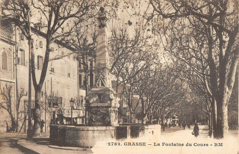 Carte postale ancienne Grasse La Fontaine Du Cours à Grasse