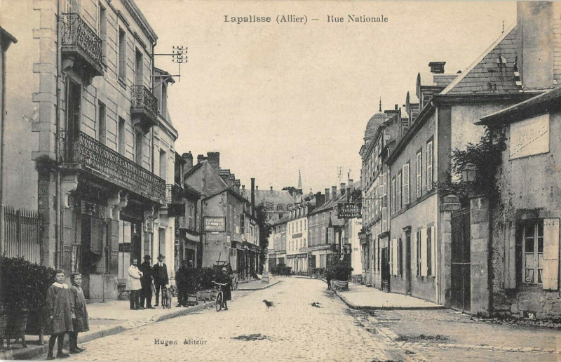 Carte postale ancienne Lapalisse Rue Nationale à Lapalisse