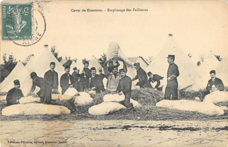 Carte postale ancienne Camp De Sissonne Emplissage Des Paillasses à Sissonne