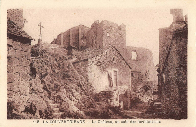 Carte postale ancienne La Couvertoirade Le Chateau Un Coin Des Fortifications à La Couvertoirade
