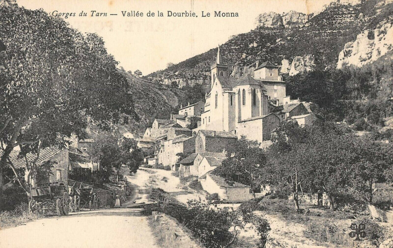 Carte postale ancienne Vallee De La Dourbie Le Monna
