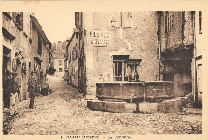 Carte postale ancienne Najac La Fontaine à Najac
