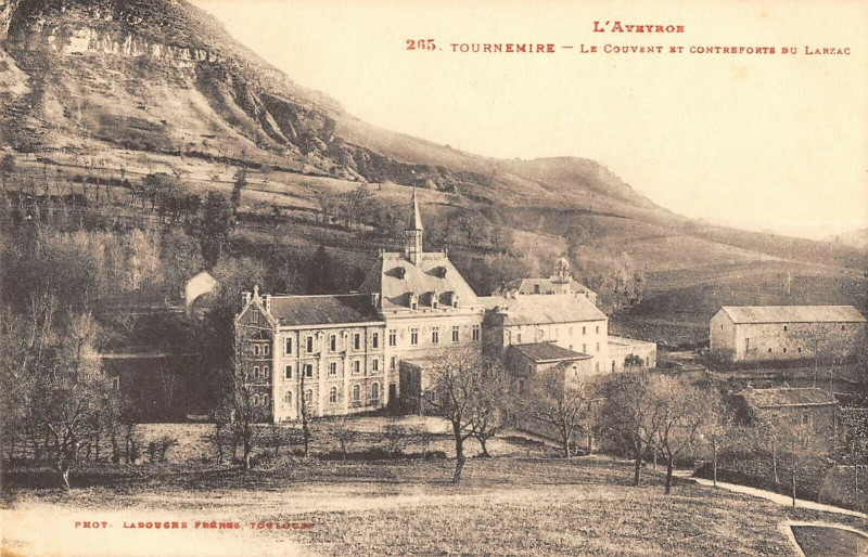 Carte postale ancienne Tournemire Le Couvent Et Contreforts Du Larzac à Tournemire