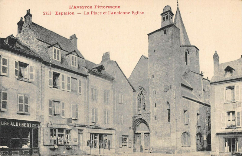 Carte postale ancienne Espalion La Place Et Ancienne Eglise à Espalion
