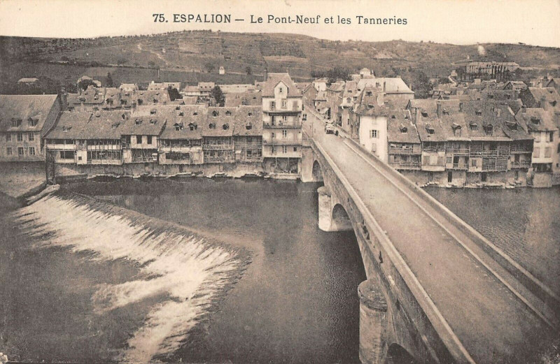 Carte postale ancienne Espalion Le Pont Neuf Et Les Tanneries à Espalion