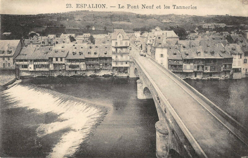 Carte postale ancienne Espalion Le Pont Neuf Et Les Tanneries à Espalion