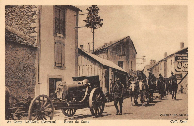 Carte postale ancienne Au Camp Du Larzac Route Du Camp