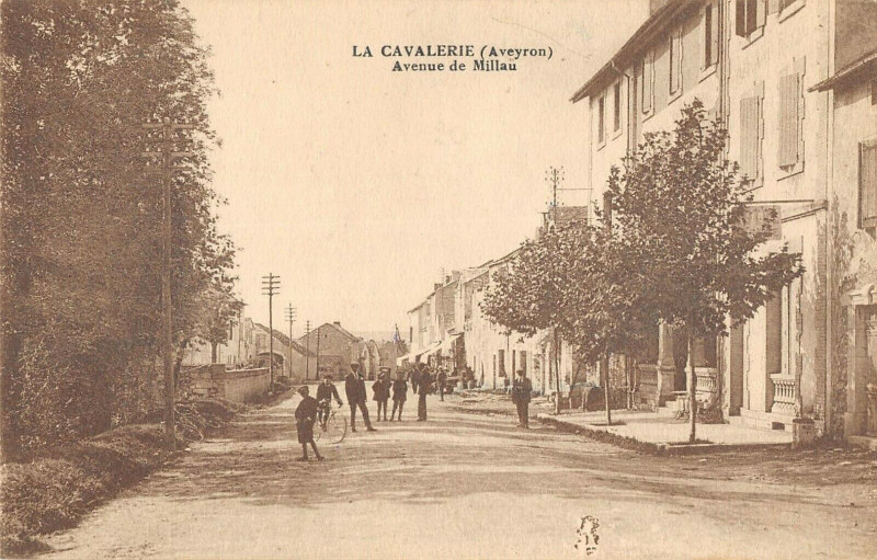Carte postale ancienne La Cavalerie Avenue Du Millau à Millau