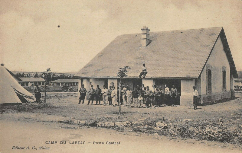 Carte postale ancienne Camp Du Larzac Poste Central