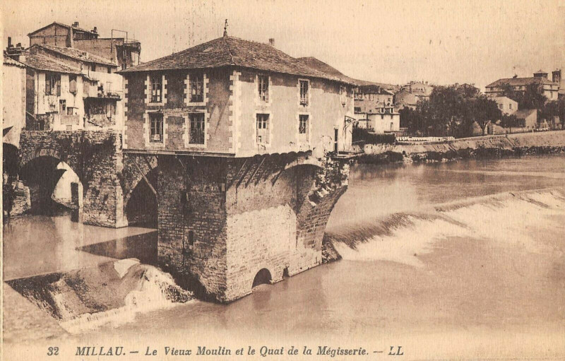 Carte postale ancienne Millau Le Vieux Moulin Et Quai De La Megisserie à Millau