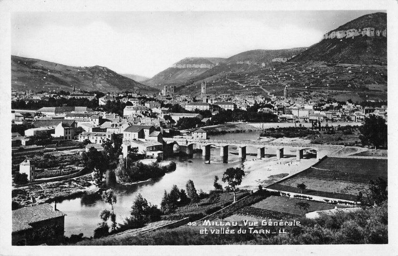 Carte postale ancienne Millau Vue Generale Et Vallee Du Tarn à Millau