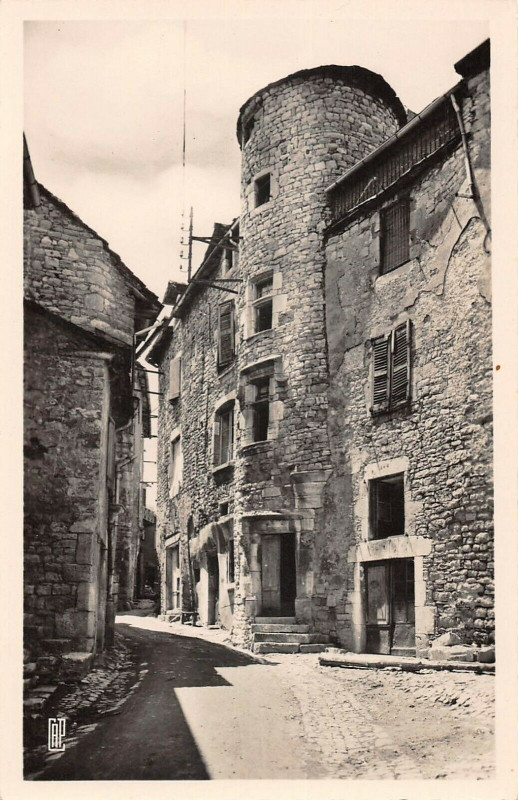 Carte postale ancienne Severac Le Chateau Une Rue De La Vieille Ville