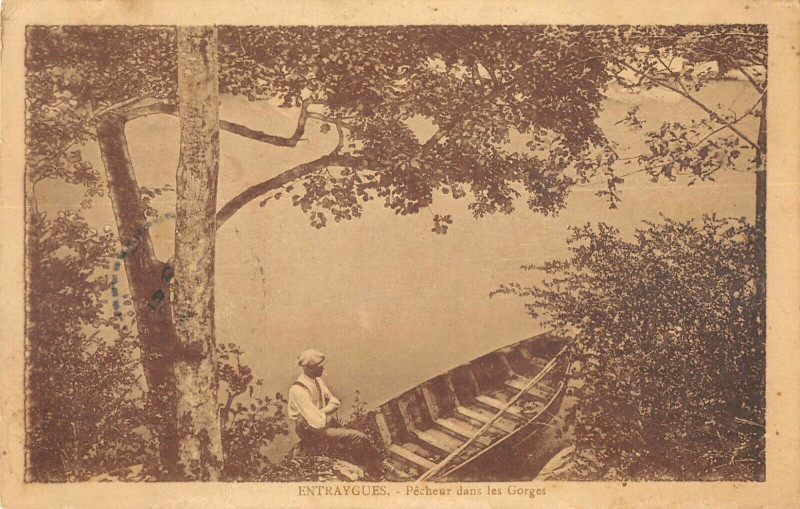 Carte postale ancienne Entraygues Pecheur Dans Les Gorges
