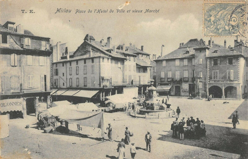 Carte postale ancienne Millau Place De L'Hotel De Ville Et Vieux Marche à Millau