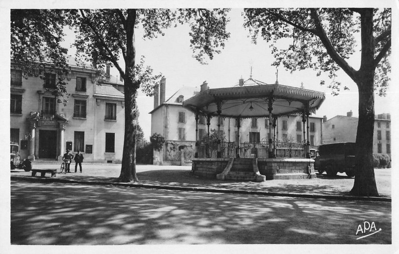 Carte postale ancienne Millau Avenue De La Republique Kiosque Banque De France à Millau